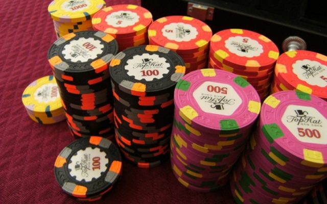 Chip (Phỉnh) Casino là gì? Vai trò và cách quy đổi trong sòng bạc.