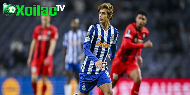 Xoilac ghi lại khoảnh khắc nhận giải thưởng cầu thủ trẻ xuất sắc 2025