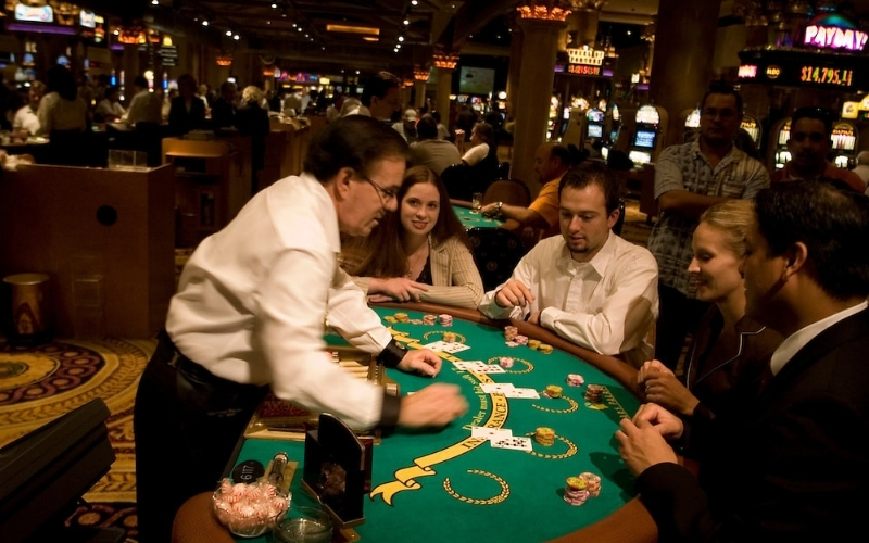 So sánh môi trường casino truyền thống và casino trực tuyến